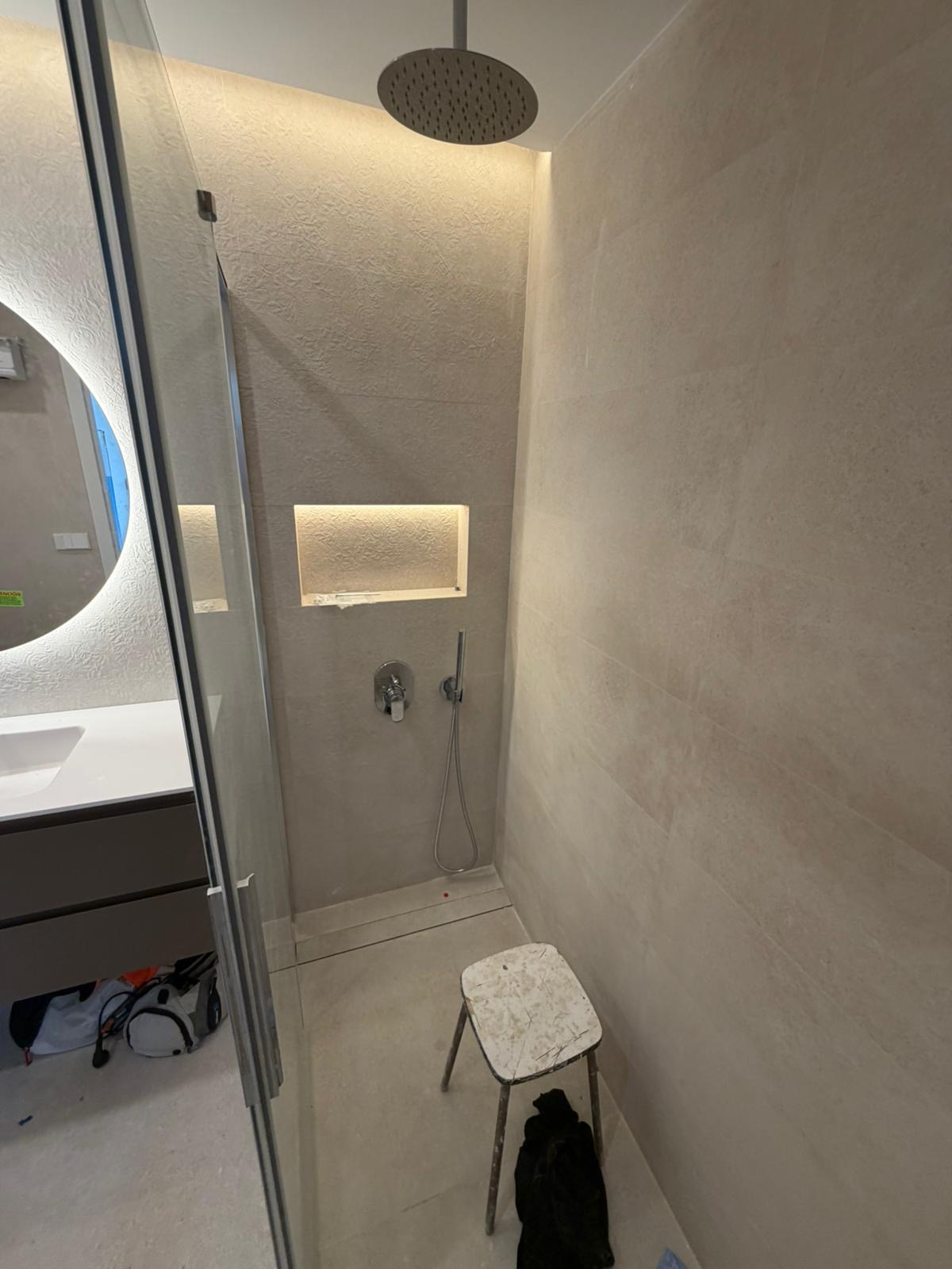 Baño moderno con iluminación indirecta