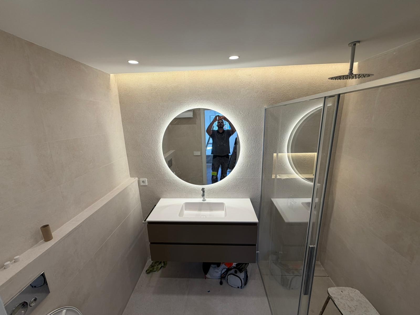 Mueble de baño y espejo redondo